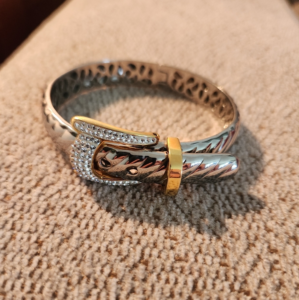 RHINESTONE EMBELISHED TWO TONE BUCKLE BRACLET